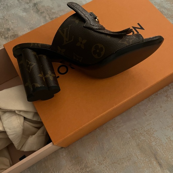 100% authentic Louis Vuitton LV Monogram Slides New Size 39, fit size 38 - Picture 9 of 9